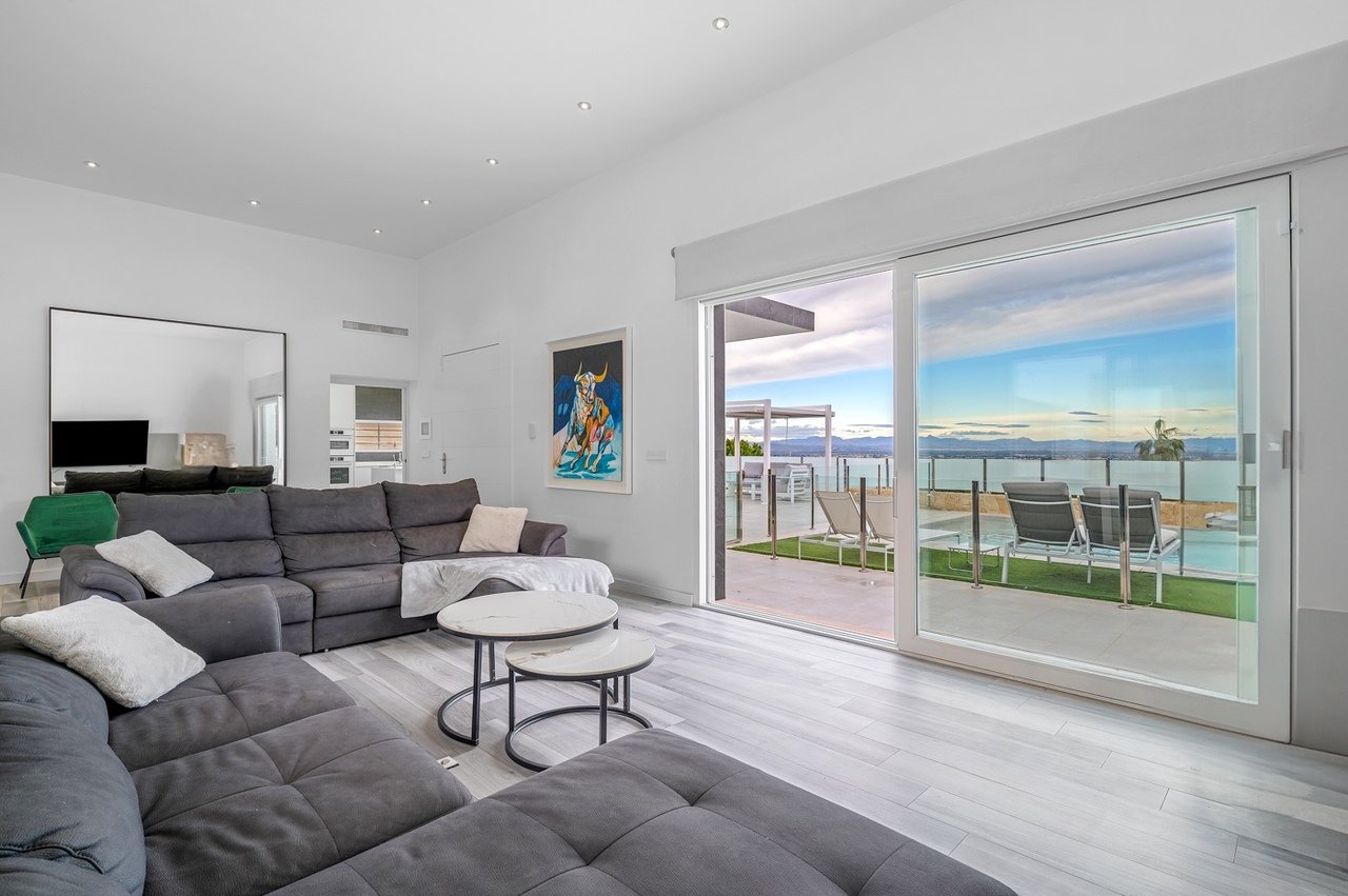   Modern Detached Villa in Lomas De Juliana, Algorfa - Almoradi Discover the perfect blend of luxury and comfort in this fantastic modern 4-bedroom, 3