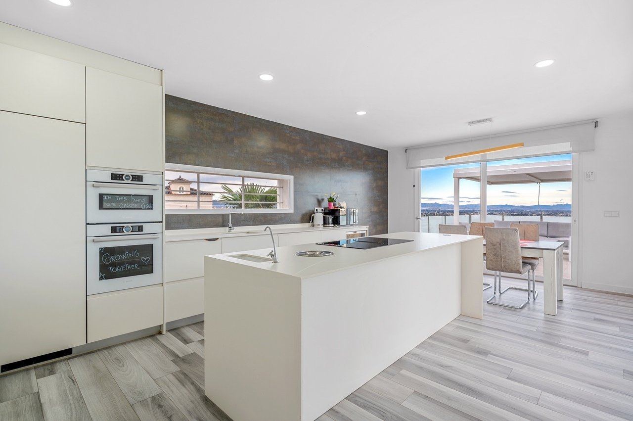   Modern Detached Villa in Lomas De Juliana, Algorfa - Almoradi Discover the perfect blend of luxury and comfort in this fantastic modern 4-bedroom, 3