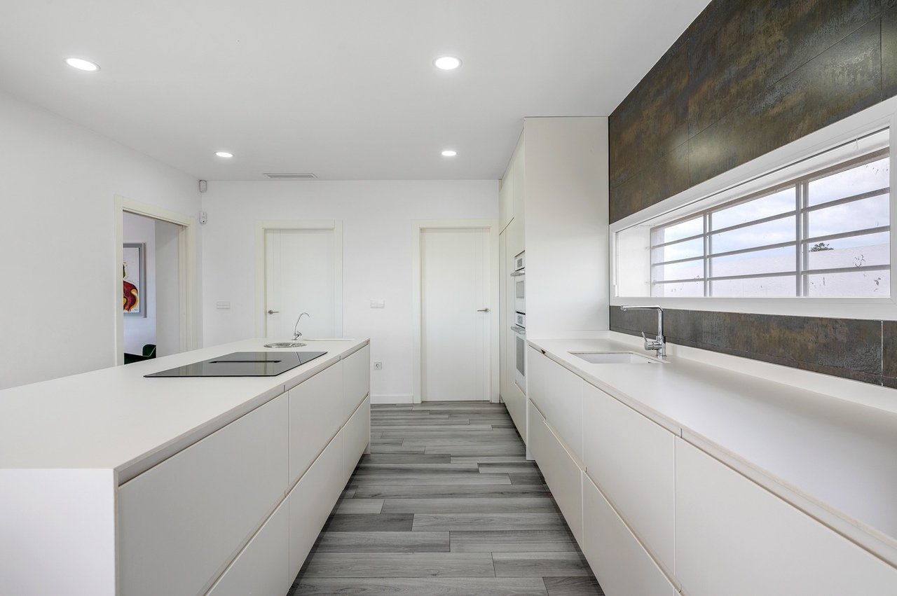   Modern Detached Villa in Lomas De Juliana, Algorfa - Almoradi Discover the perfect blend of luxury and comfort in this fantastic modern 4-bedroom, 3