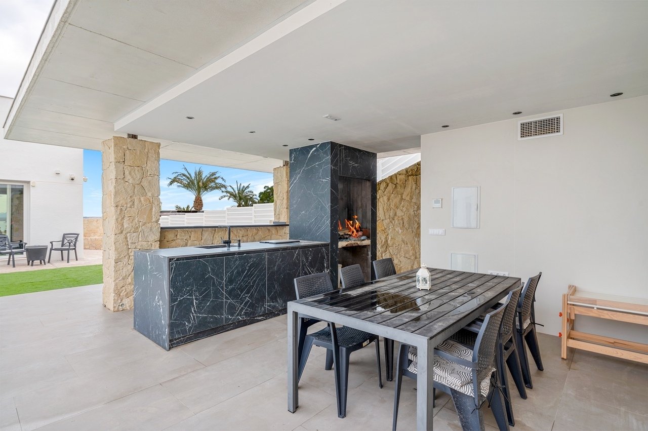   Modern Detached Villa in Lomas De Juliana, Algorfa - Almoradi Discover the perfect blend of luxury and comfort in this fantastic modern 4-bedroom, 3