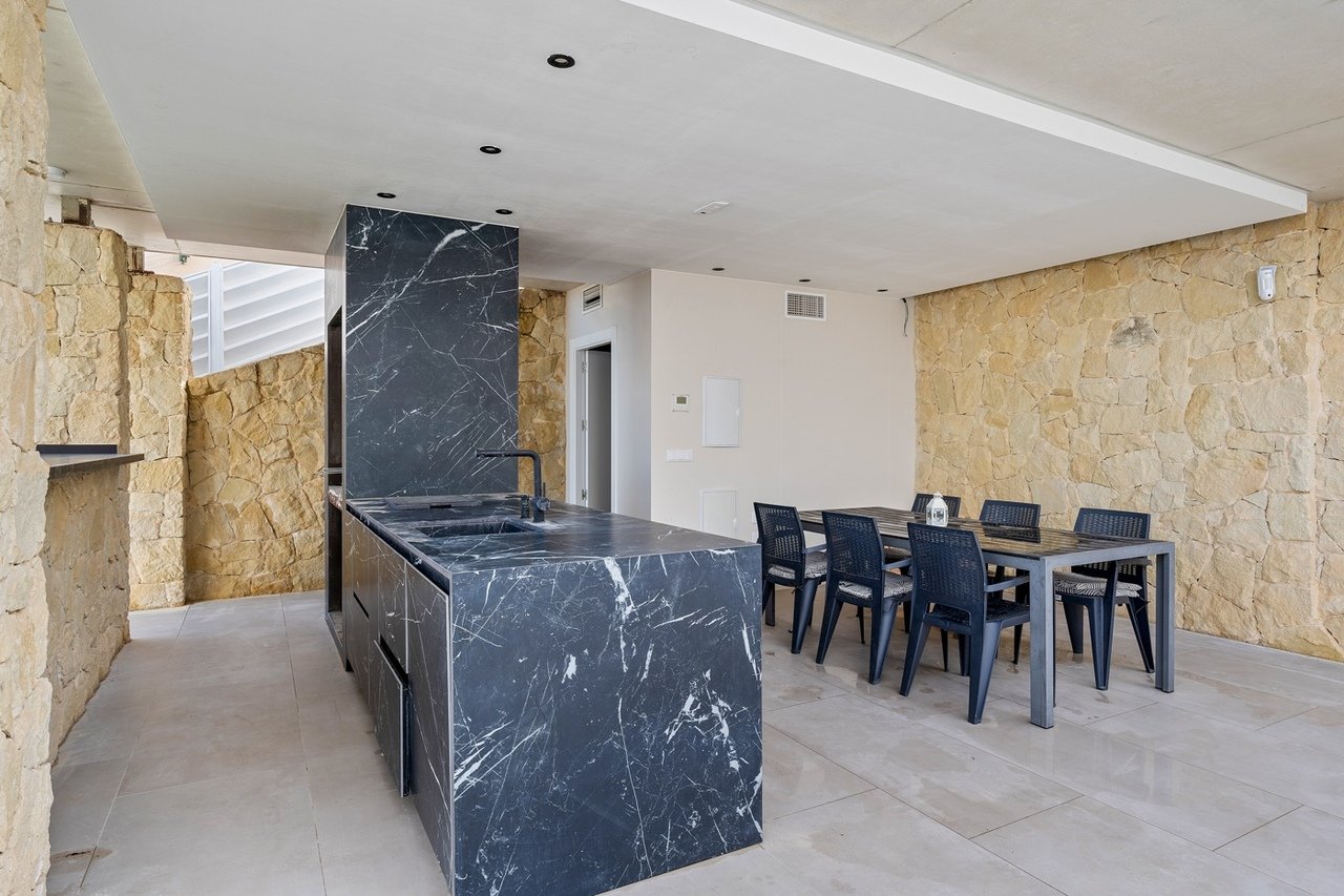   Modern Detached Villa in Lomas De Juliana, Algorfa - Almoradi Discover the perfect blend of luxury and comfort in this fantastic modern 4-bedroom, 3