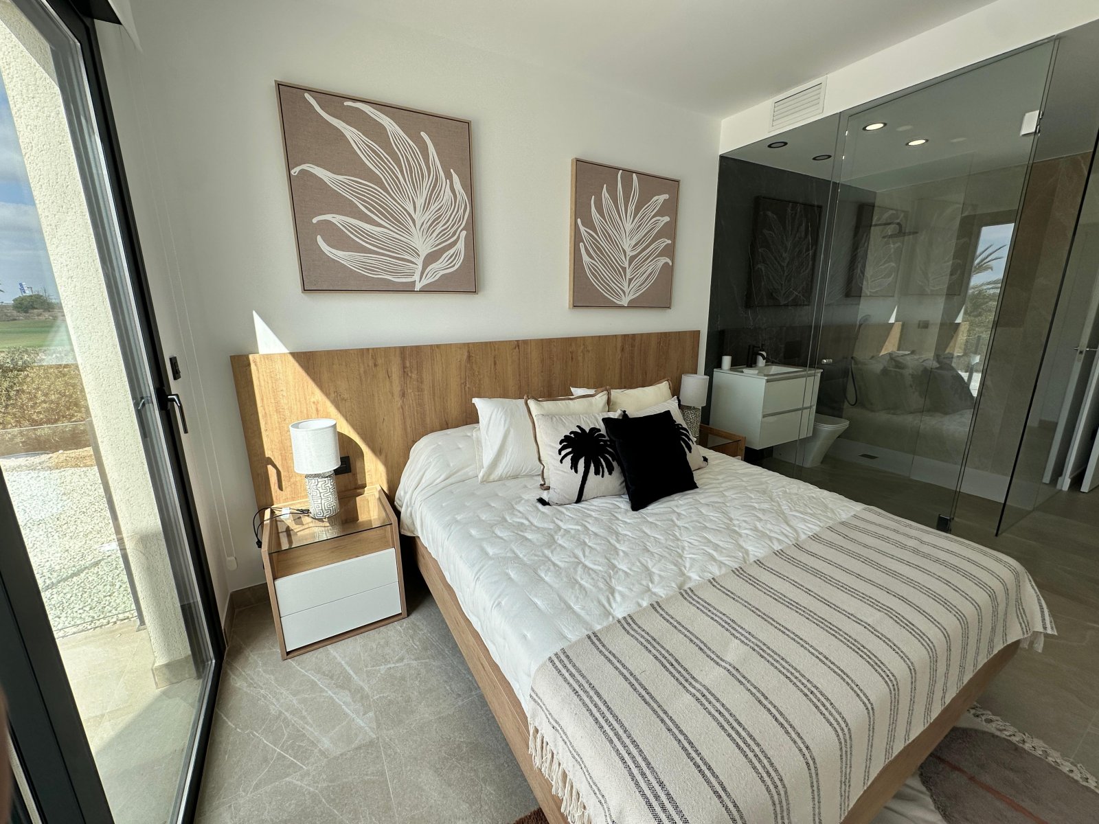  LOS ALCÁZARESLos Alcázares, en la Costa Cálida, es conocido por sus extensas playas de aguas tranquilas y su ambiente relajado. Este destino turístic