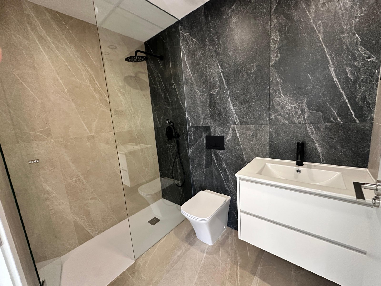  LOS ALCÁZARESLos Alcázares, en la Costa Cálida, es conocido por sus extensas playas de aguas tranquilas y su ambiente relajado. Este destino turístic