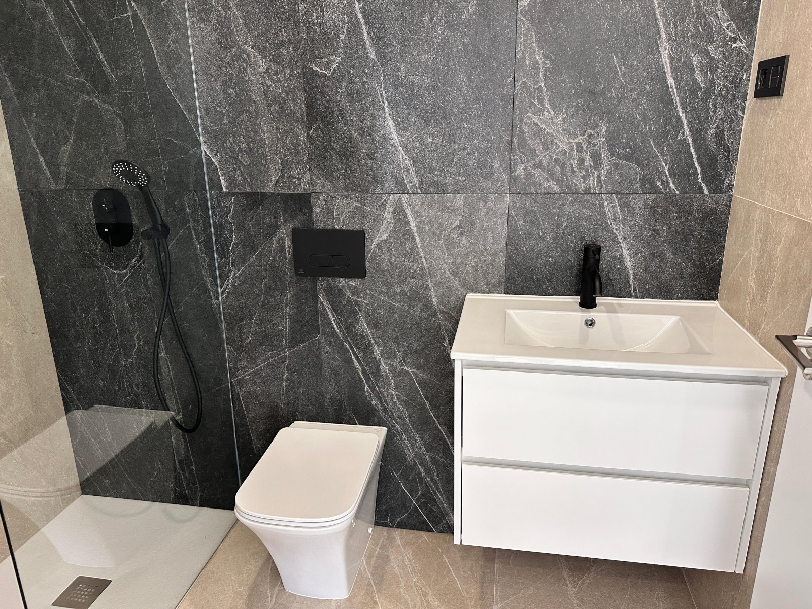  LOS ALCÁZARESLos Alcázares, en la Costa Cálida, es conocido por sus extensas playas de aguas tranquilas y su ambiente relajado. Este destino turístic