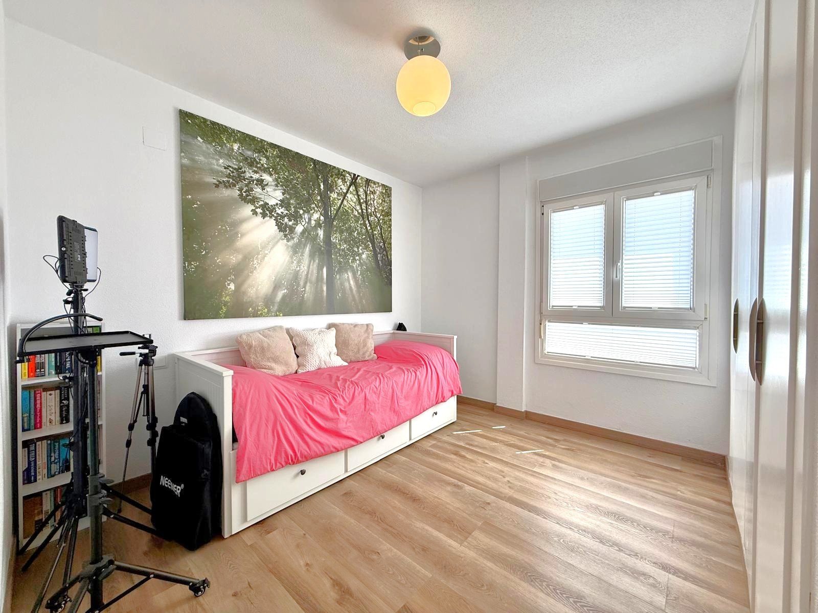   2 bed 1 bath top floor apartment with a beautiful and private roof terrace.
The bright and open plan living dining and kitchen area has a 