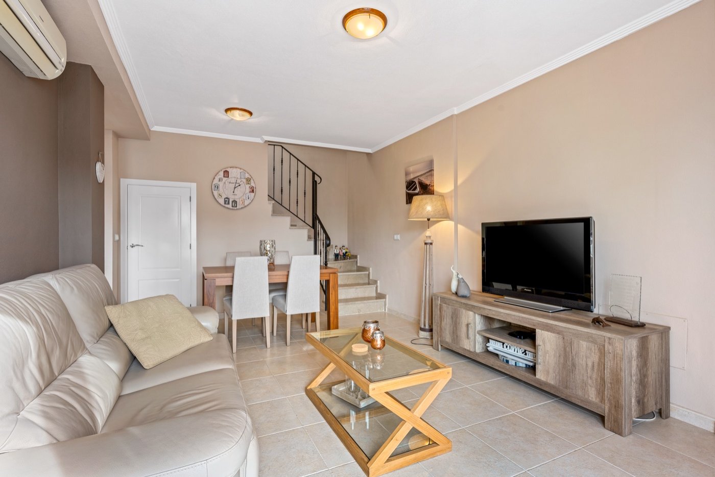   This beautifully maintained duplex apartment offers comfort, space, and pleasant natural light thanks to its south-facing location . The property fe