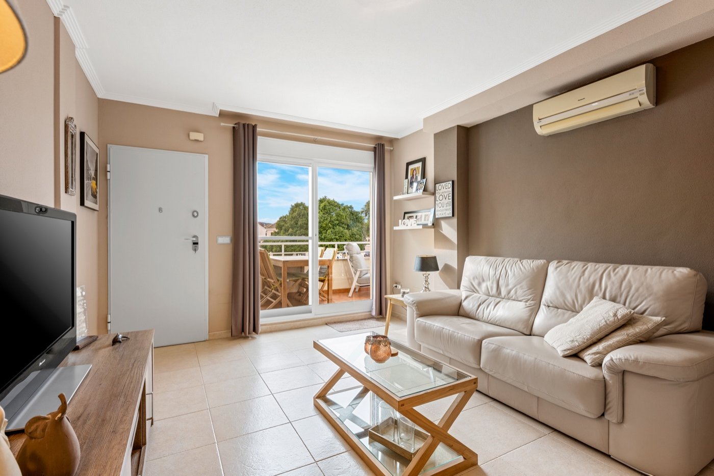   This beautifully maintained duplex apartment offers comfort, space, and pleasant natural light thanks to its south-facing location . The property fe