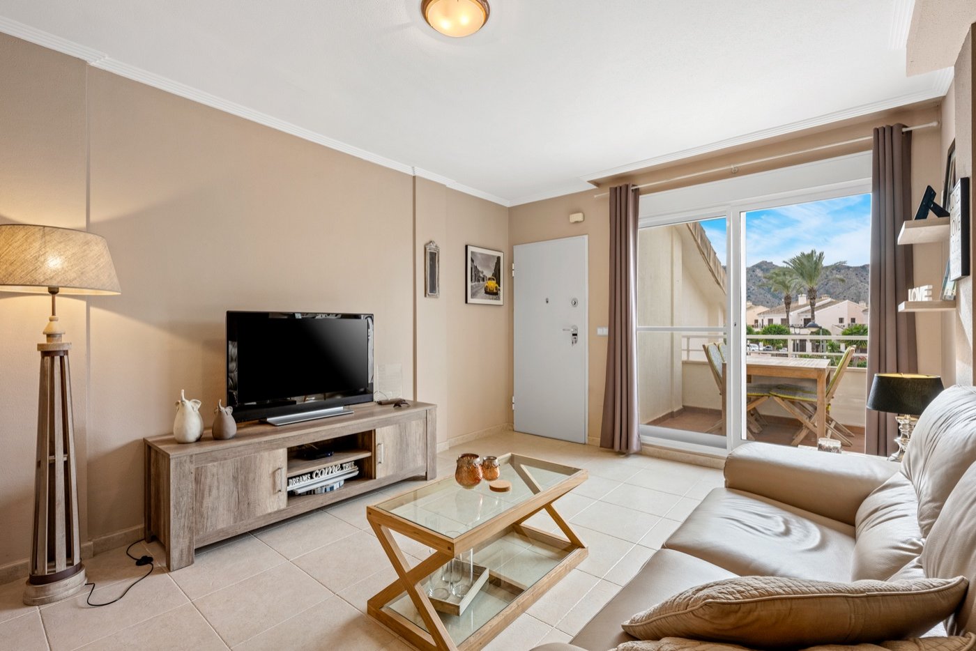   This beautifully maintained duplex apartment offers comfort, space, and pleasant natural light thanks to its south-facing location . The property fe