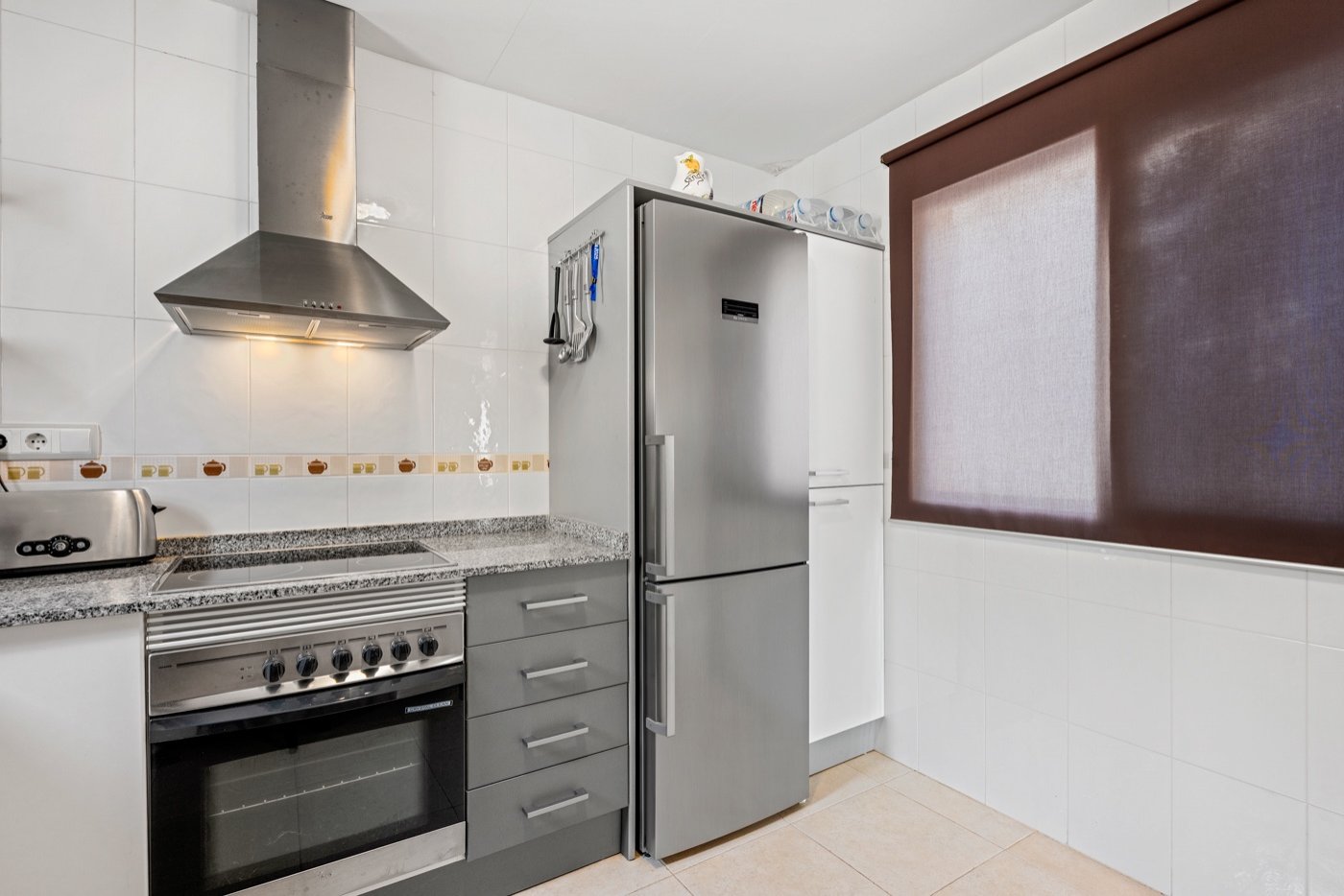   This beautifully maintained duplex apartment offers comfort, space, and pleasant natural light thanks to its south-facing location . The property fe