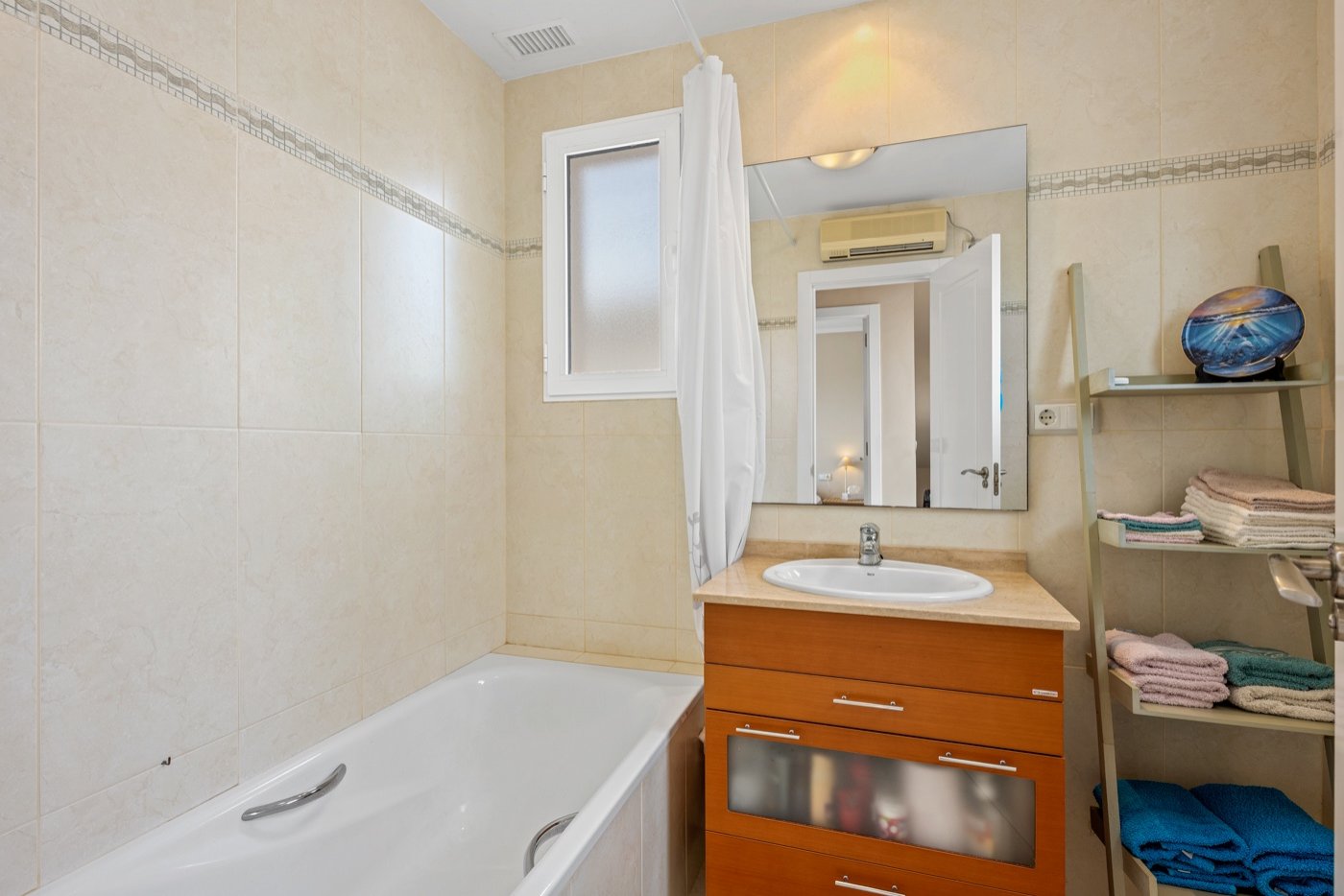   This beautifully maintained duplex apartment offers comfort, space, and pleasant natural light thanks to its south-facing location . The property fe