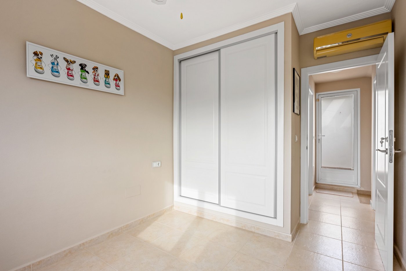   This beautifully maintained duplex apartment offers comfort, space, and pleasant natural light thanks to its south-facing location . The property fe