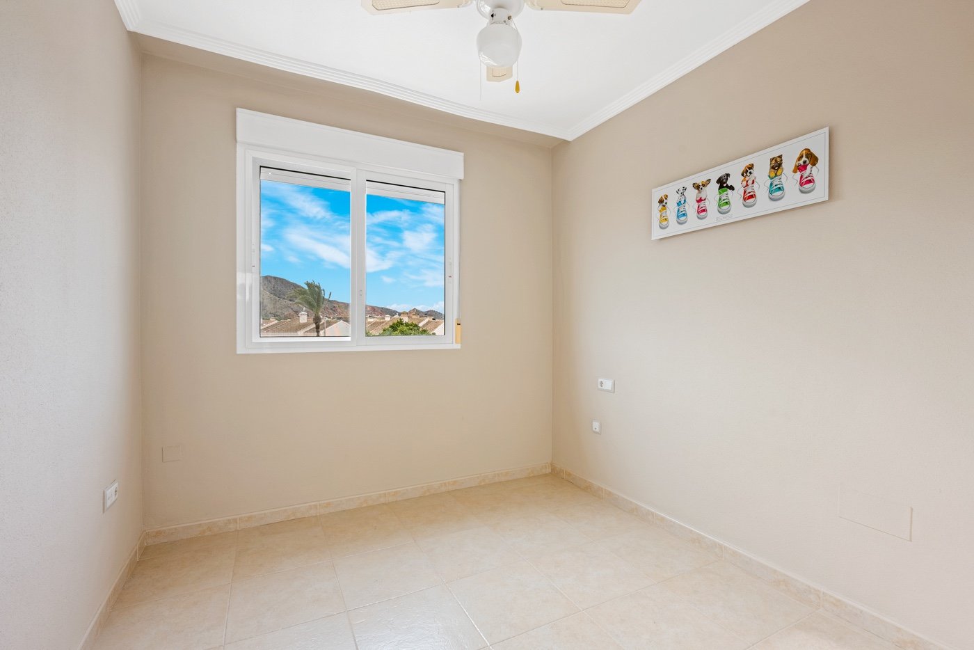   This beautifully maintained duplex apartment offers comfort, space, and pleasant natural light thanks to its south-facing location . The property fe