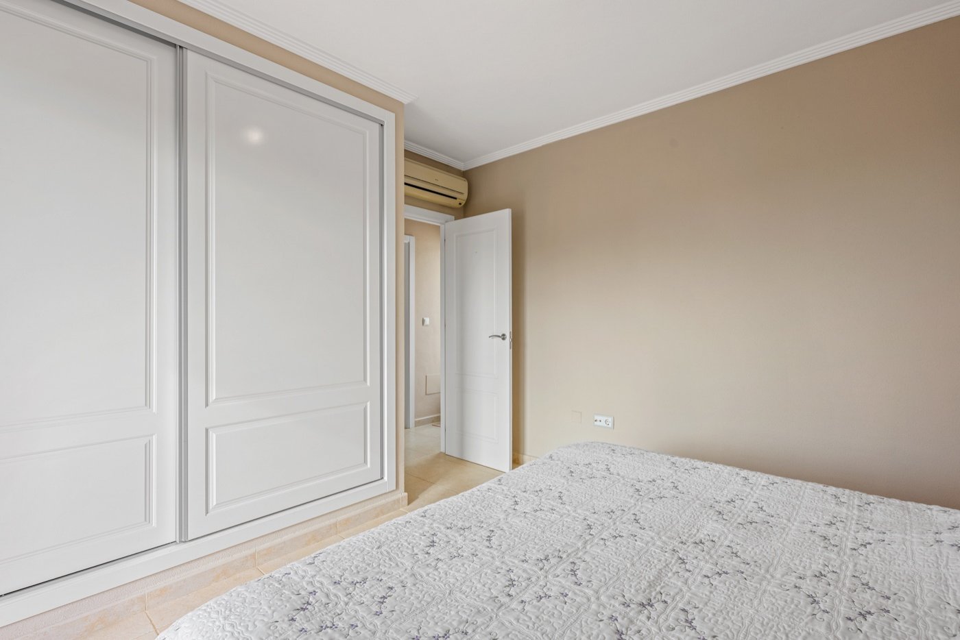   This beautifully maintained duplex apartment offers comfort, space, and pleasant natural light thanks to its south-facing location . The property fe