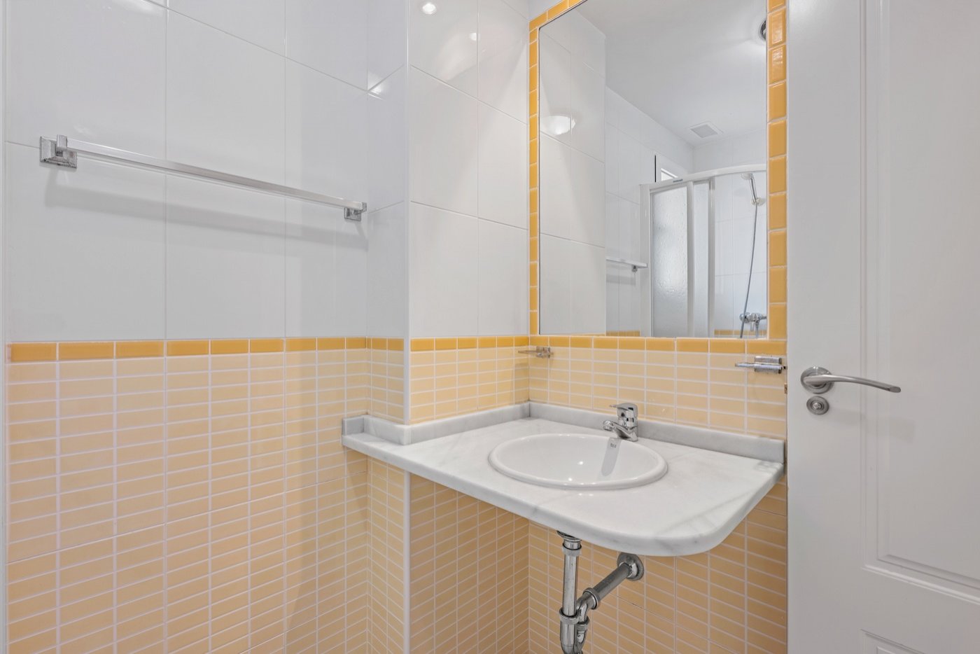   This beautifully maintained duplex apartment offers comfort, space, and pleasant natural light thanks to its south-facing location . The property fe