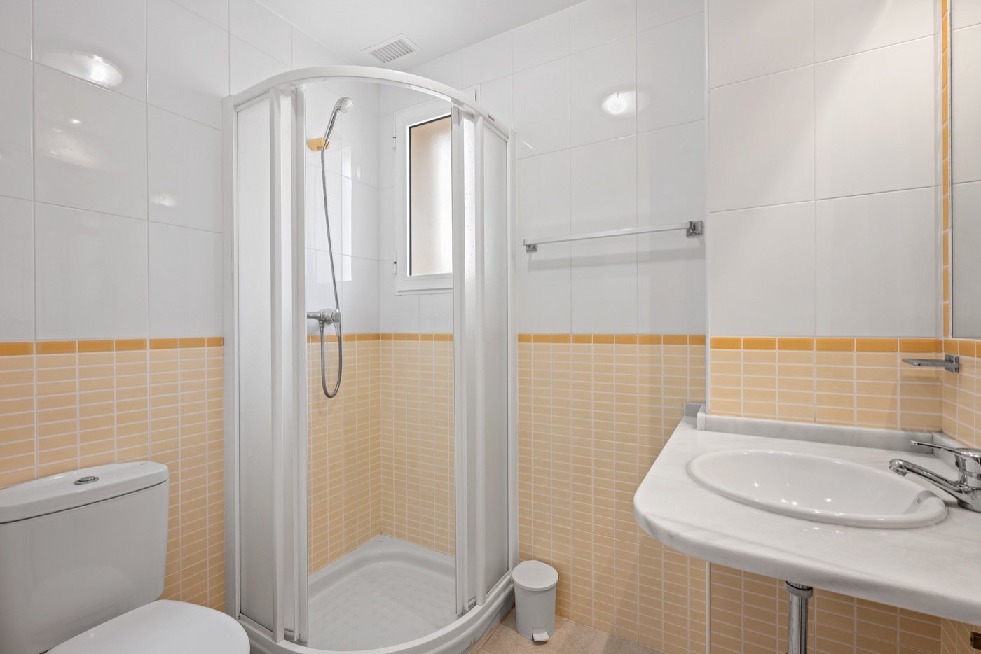   This beautifully maintained duplex apartment offers comfort, space, and pleasant natural light thanks to its south-facing location . The property fe