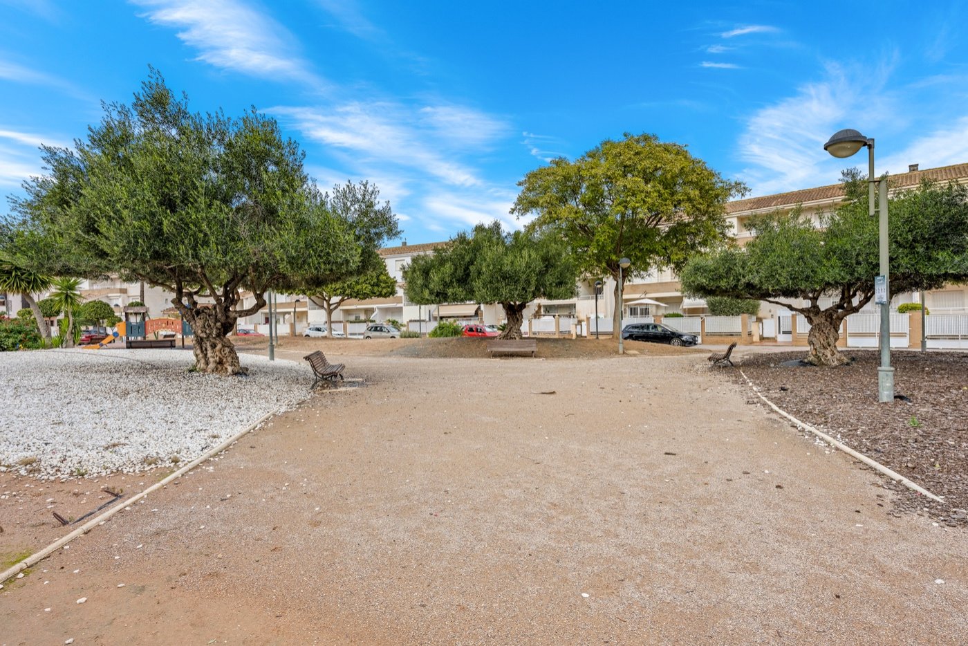   This beautifully maintained duplex apartment offers comfort, space, and pleasant natural light thanks to its south-facing location . The property fe