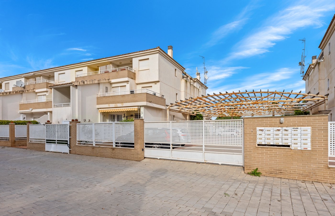   This beautifully maintained duplex apartment offers comfort, space, and pleasant natural light thanks to its south-facing location . The property fe