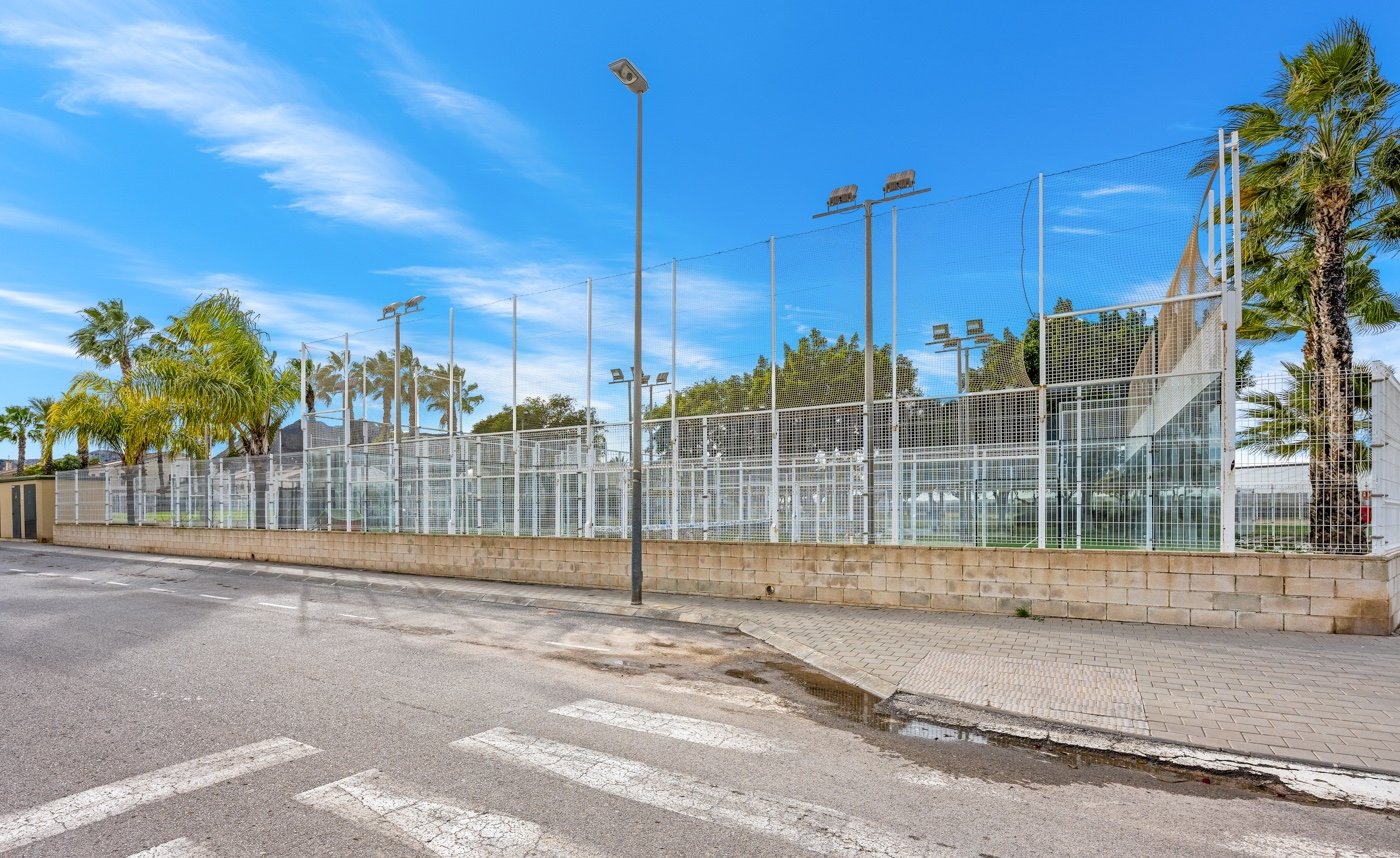   This beautifully maintained duplex apartment offers comfort, space, and pleasant natural light thanks to its south-facing location . The property fe