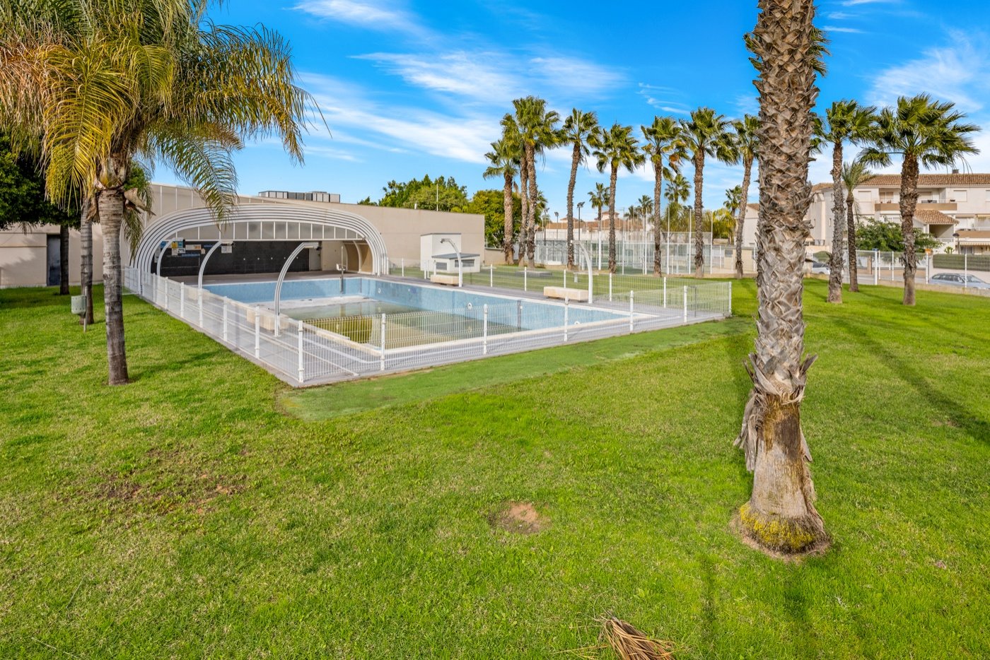   This beautifully maintained duplex apartment offers comfort, space, and pleasant natural light thanks to its south-facing location . The property fe