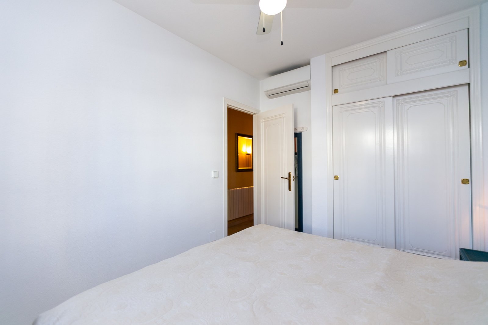  Entdecken Sie diesen charmanten Bungalow im Erdgeschoss, gelegen in einer der schönsten und charaktervollsten Wohnanlagen in Playa Flamenca. Eine typ