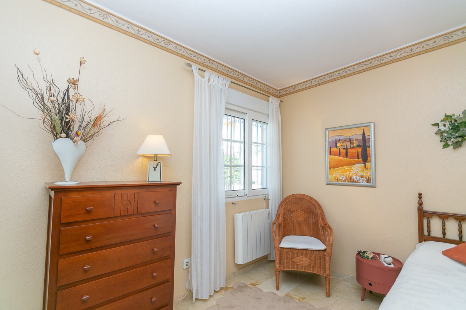  Entdecken Sie diesen charmanten Bungalow im Erdgeschoss, gelegen in einer der schönsten und charaktervollsten Wohnanlagen in Playa Flamenca. Eine typ