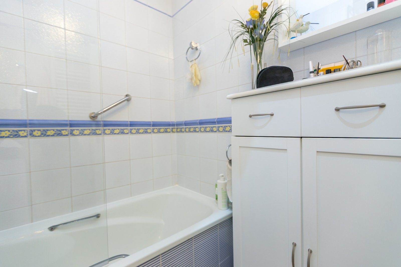  Entdecken Sie diesen charmanten Bungalow im Erdgeschoss, gelegen in einer der schönsten und charaktervollsten Wohnanlagen in Playa Flamenca. Eine typ