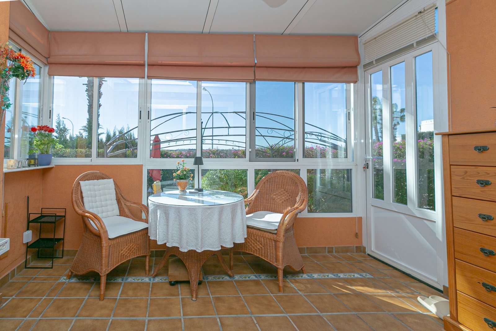  Entdecken Sie diesen charmanten Bungalow im Erdgeschoss, gelegen in einer der schönsten und charaktervollsten Wohnanlagen in Playa Flamenca. Eine typ