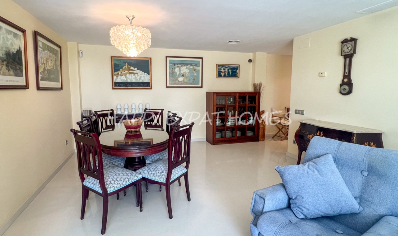 Wir lieben die Urbanisierung Casas del Mar, und dieses Duplex mit fünf Schlafzimmern und seiner wunderbaren Terrasse wird Ihr Herz stehlen.Von der ge