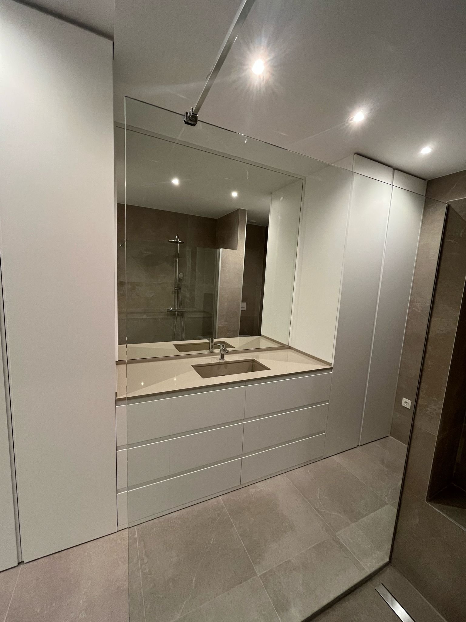  In der charmanten Stadt Aspe gelegen, besteht dieses exklusive Immobilienangebot aus zwei freistehenden Häusern, die durch ihr modernes und funktiona