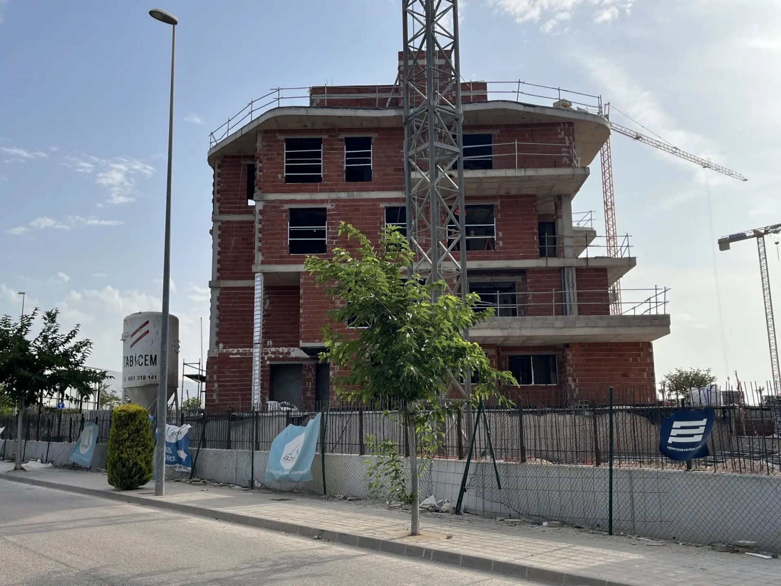  In der charmanten Stadt La Vila Joiosa gelegen, bietet diese Wohnanlage eine Auswahl von 23 Wohneinheiten, darunter Apartments, Erdgeschosse und Pent