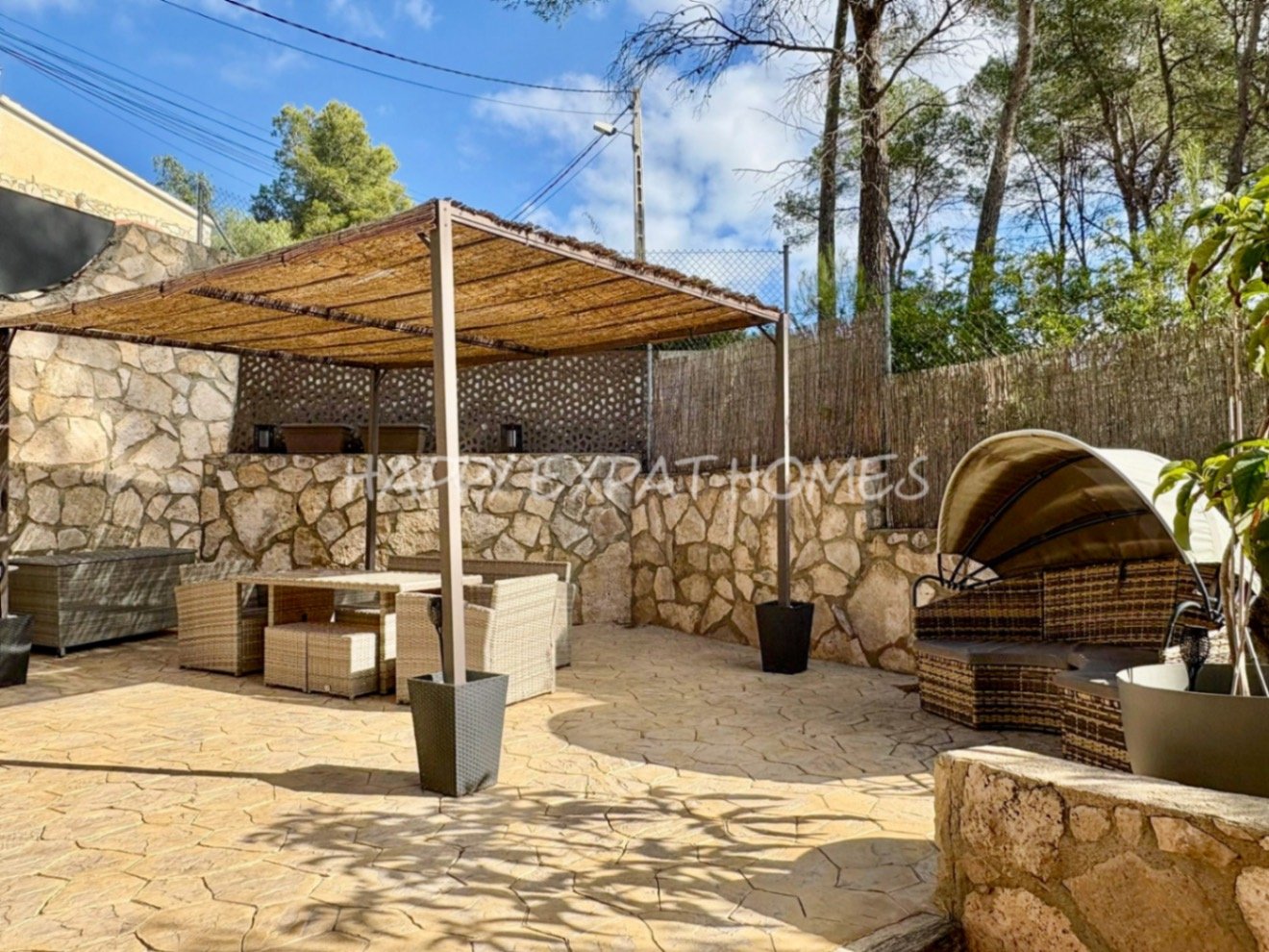 Dieses wunderschöne Haus in Olivella ist eine wahre Oase aus Licht, Raum und Komfort – der perfekte Ort, um den mediterranen Lebensstil inmitten der N