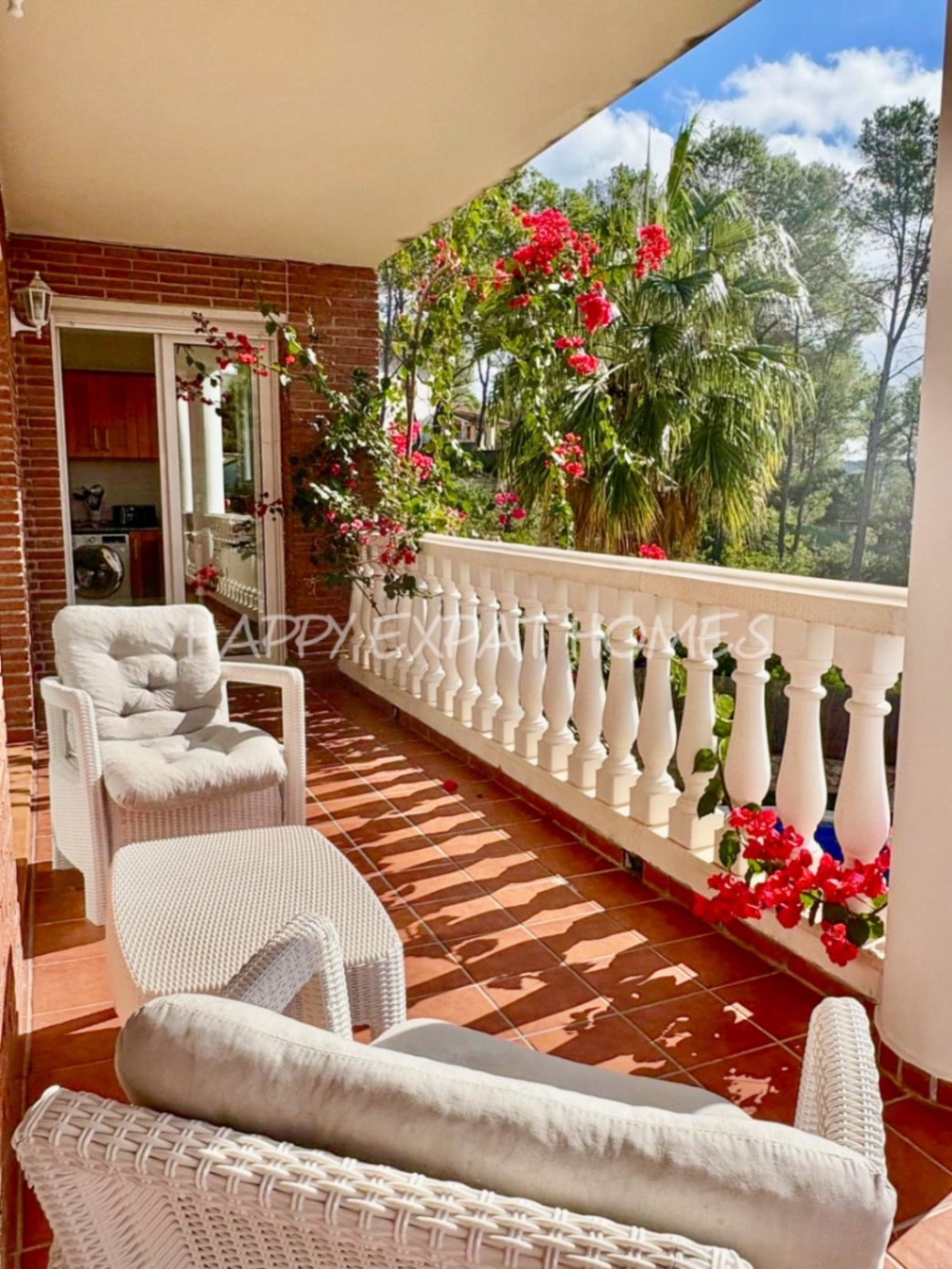 Dieses wunderschöne Haus in Olivella ist eine wahre Oase aus Licht, Raum und Komfort – der perfekte Ort, um den mediterranen Lebensstil inmitten der N