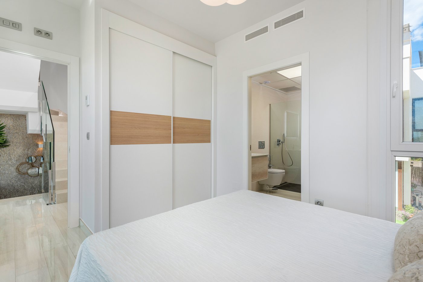  In der charmanten Stadt Ciudad Quesada gelegen, bietet diese exklusive Sammlung von 6 unabhängigen Immobilien eine privilegierte Umgebung mit Meerbli