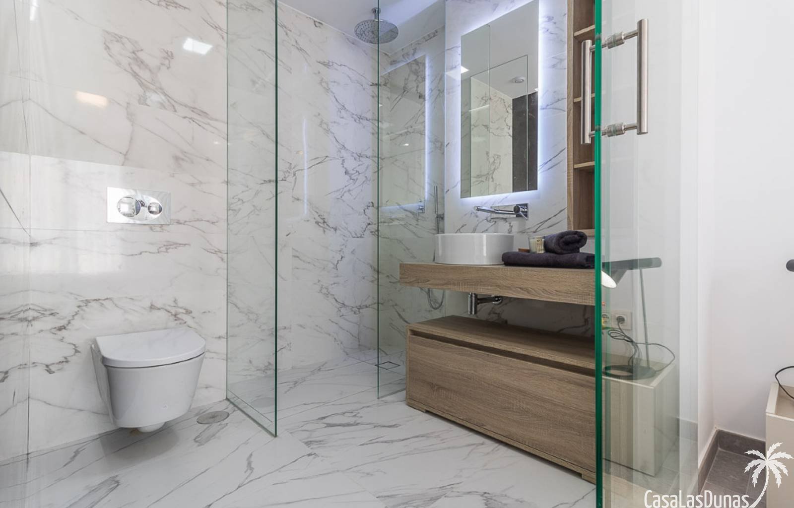  Luxuriöse Wohnanlage bestehend aus wunderschönen Apartments mit Blick auf den Salzsee von Torrevieja. Die Apartments verfügen über 3 geräumige Schlaf