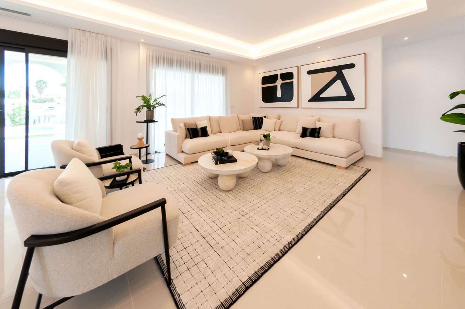  In der charmanten Ciudad Quesada gelegen, bietet diese freistehende Immobilie ein exklusives Wohnerlebnis. Für diejenigen, die Privatsphäre und Komfo