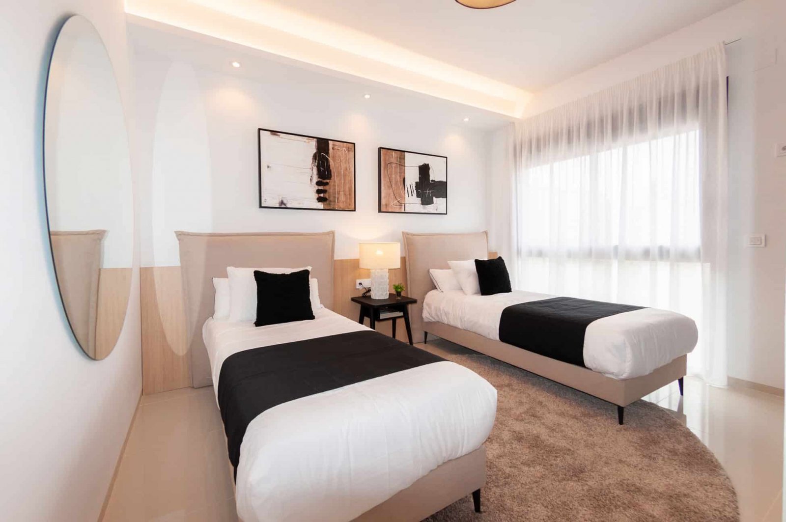  In der charmanten Ciudad Quesada gelegen, bietet diese freistehende Immobilie ein exklusives Wohnerlebnis. Für diejenigen, die Privatsphäre und Komfo