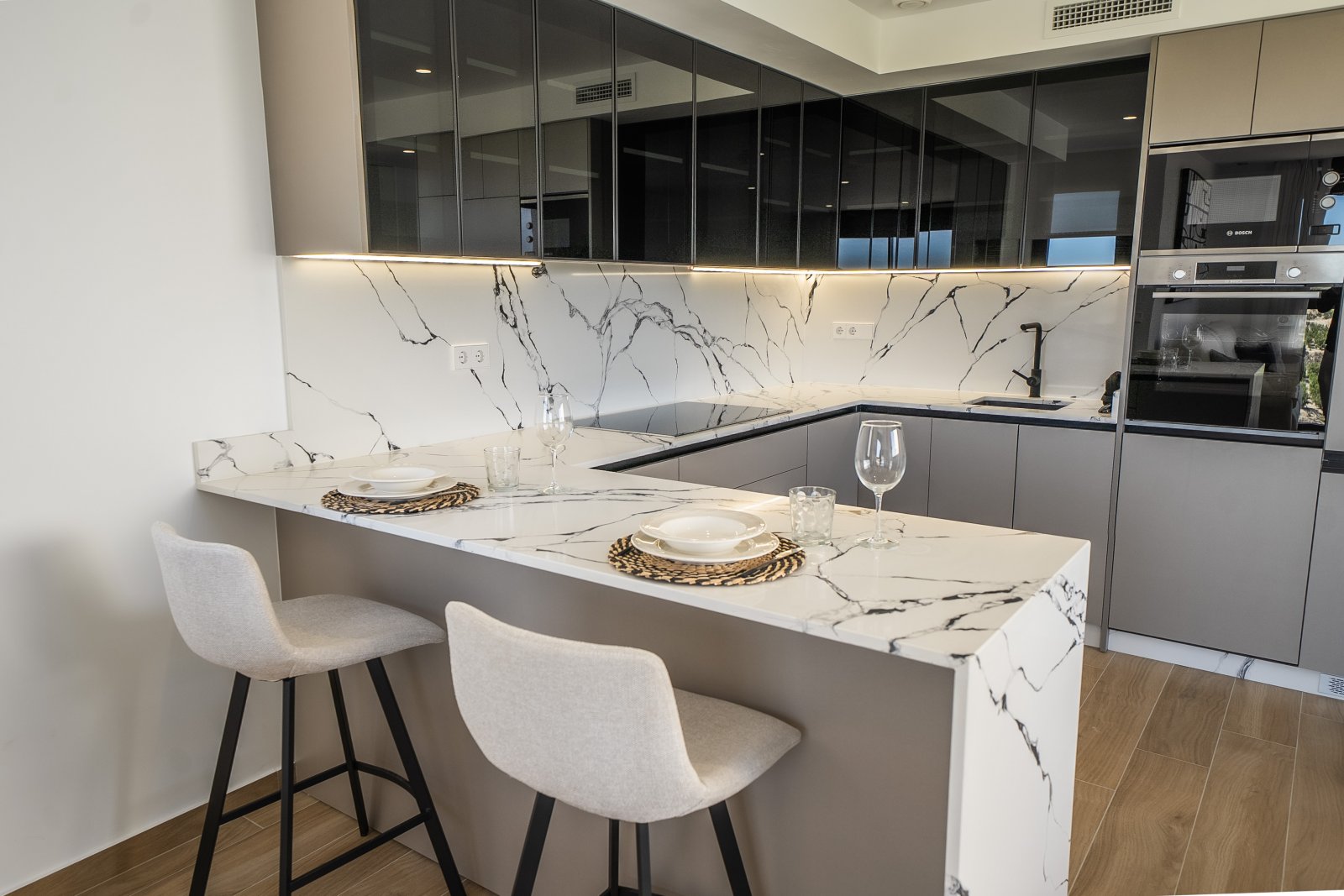  In der prestigeträchtigen Umgebung von La Finca Golf gelegen, bietet diese Wohnanlage eine Auswahl an Häusern, die sich an unterschiedliche Bedürfnis