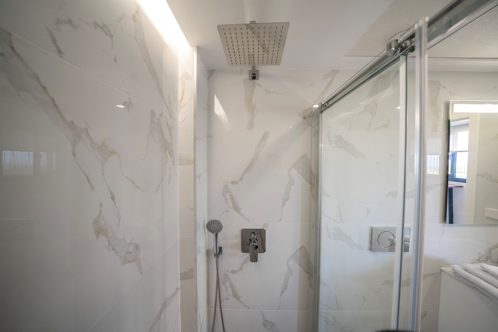  In der prestigeträchtigen Umgebung von La Finca Golf gelegen, bietet diese Wohnanlage eine Auswahl an Häusern, die sich an unterschiedliche Bedürfnis