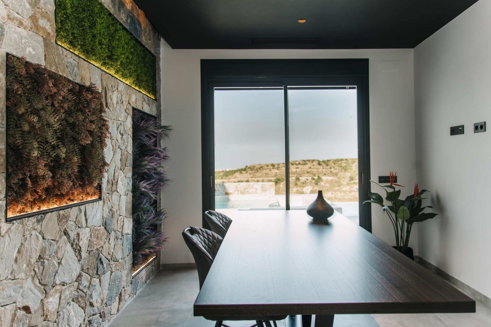  In der charmanten Stadt Rojales gelegen, bietet diese exklusive Sammlung von Villen ein einzigartiges Wohnerlebnis. Mit nur fünf verfügbaren Immobili