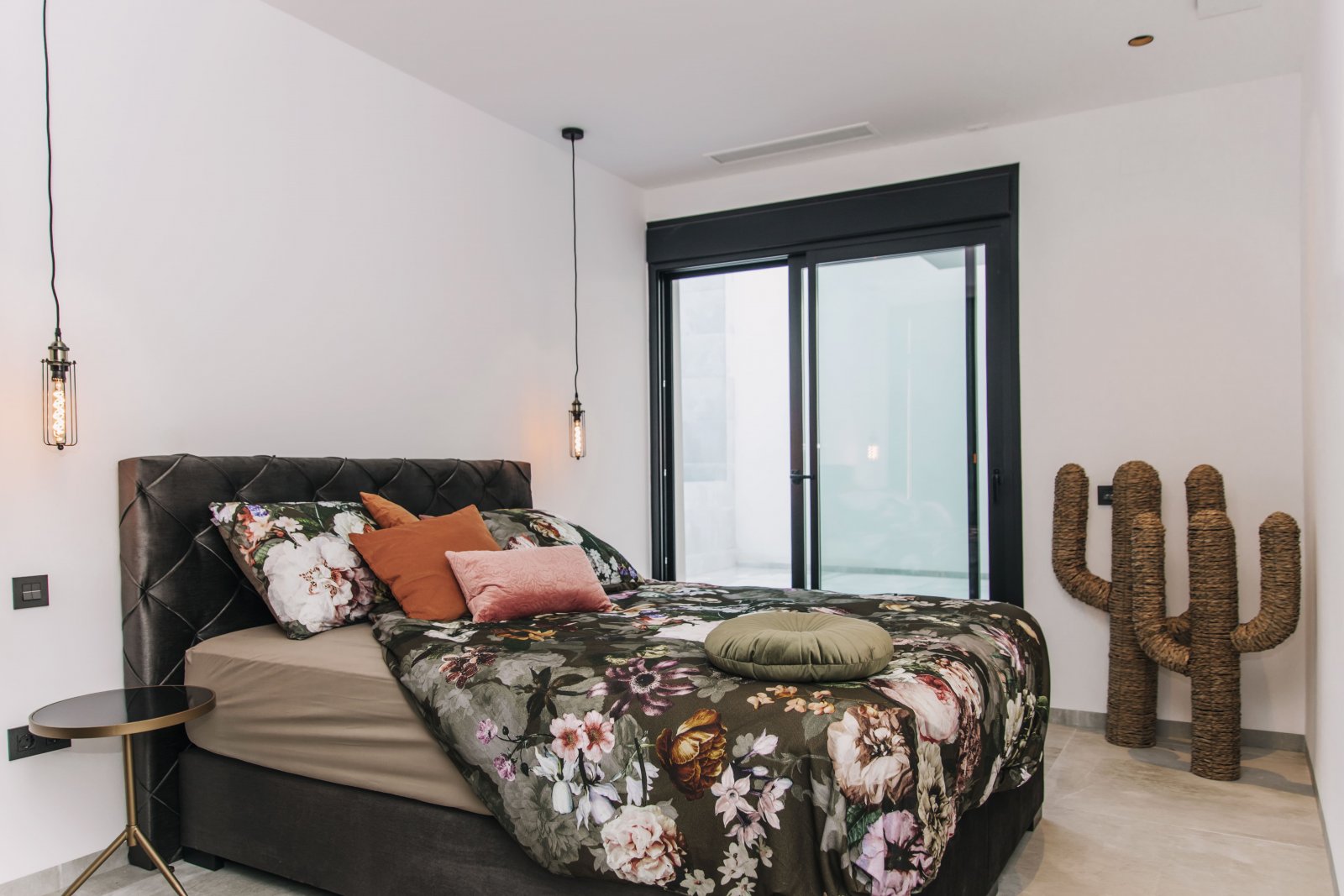  In der charmanten Stadt Rojales gelegen, bietet diese exklusive Sammlung von Villen ein einzigartiges Wohnerlebnis. Mit nur fünf verfügbaren Immobili