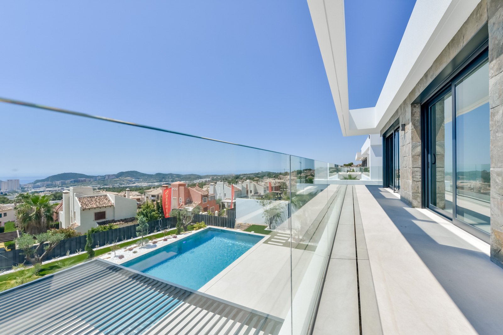  In der prestigeträchtigen Gegend von Golf Bahía gelegen, bieten diese exklusiven Villen ein unvergleichliches Wohnerlebnis. Mit nur drei verfügbaren 