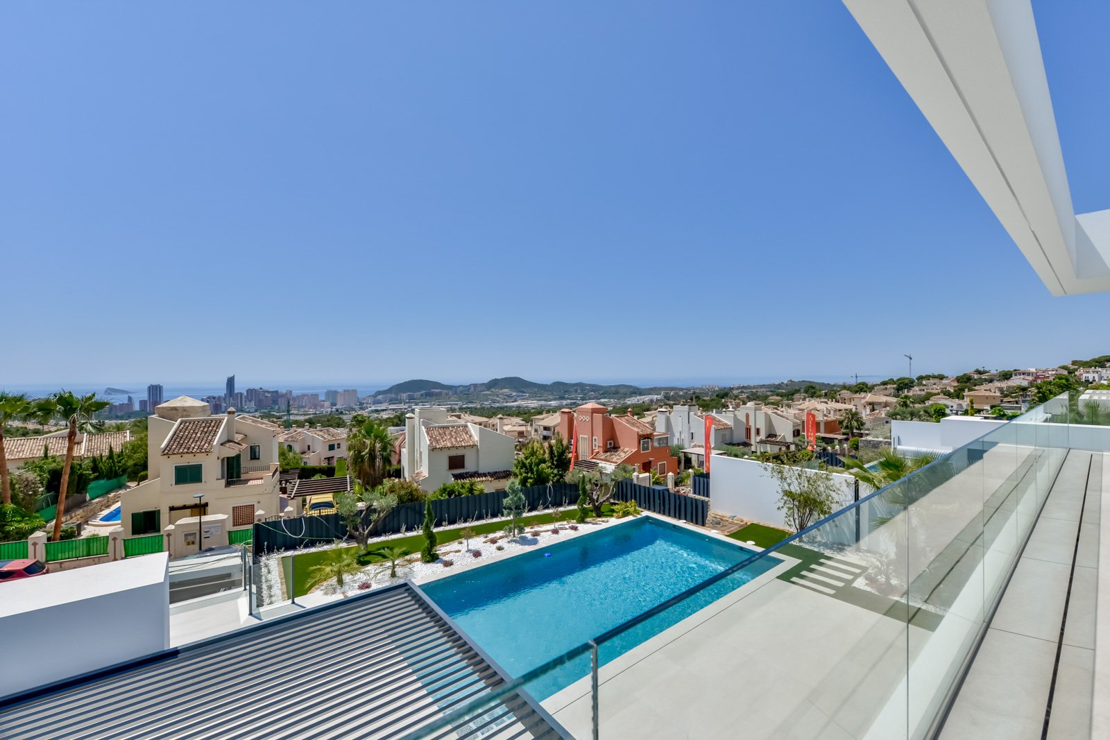  In der prestigeträchtigen Gegend von Golf Bahía gelegen, bieten diese exklusiven Villen ein unvergleichliches Wohnerlebnis. Mit nur drei verfügbaren 