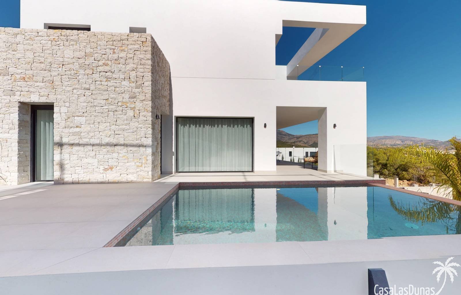  Im sonnenverwöhnten Polop an der Costa Blanca entstehen 6 wunderschöne Villen mit privaten Pools. Die Häuser befinden sich in einer sehr schönen Lage