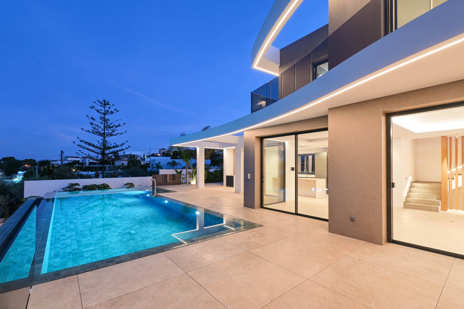  Diese exklusive Villa befindet sich in der charmanten Stadt Benisa und bietet eine privilegierte Umgebung mit Meerblick. Die Immobilie liegt nur 400 