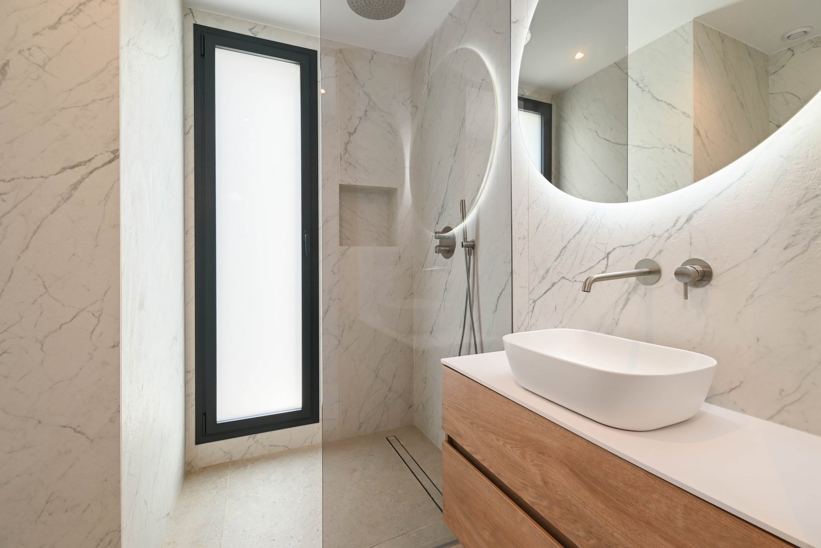  Diese exklusive Villa befindet sich in der charmanten Stadt Benisa und bietet eine privilegierte Umgebung mit Meerblick. Die Immobilie liegt nur 400 