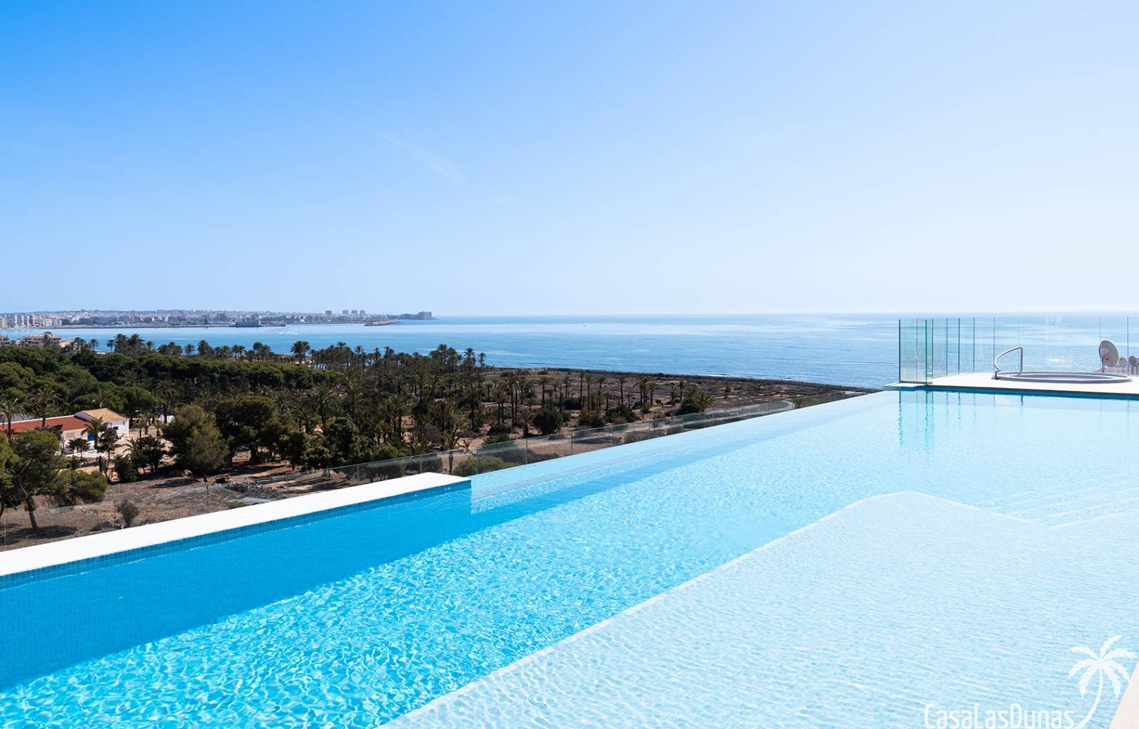  Nur wenige Gehminuten vom Strand entfernt, inmitten der Natur und dennoch in unmittelbarer Nähe zu allen Annehmlichkeiten: Dieses exklusive Neubaupro