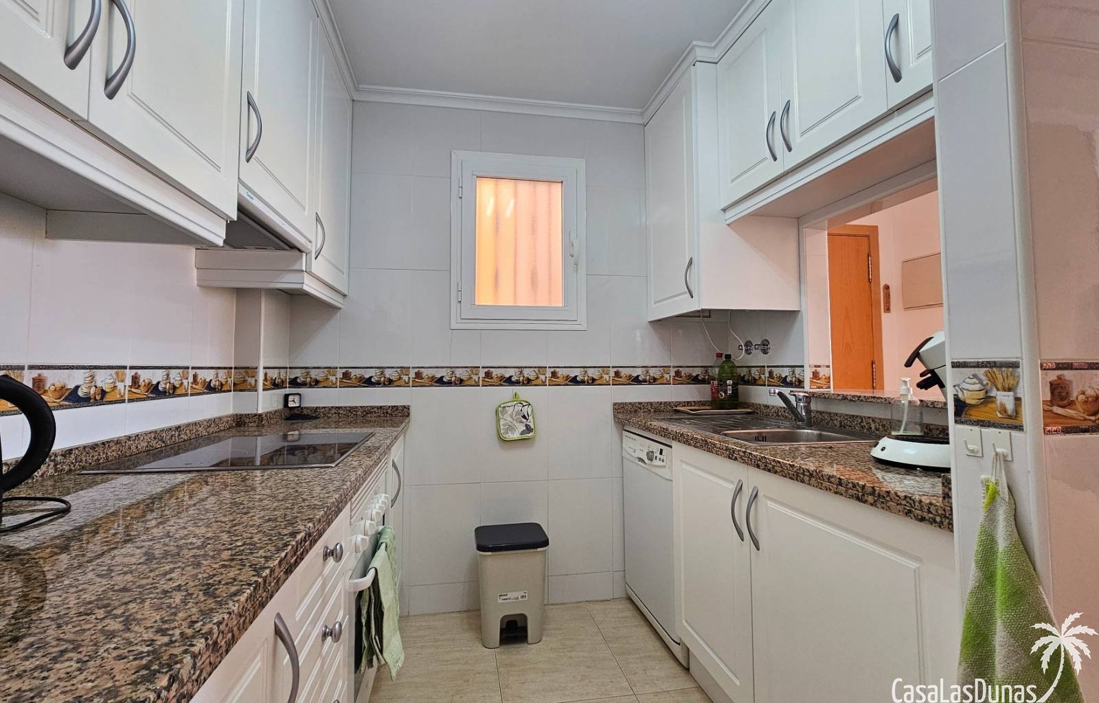  Nur wenige Schritte vom Strand und allen Annehmlichkeiten entfernt erwartet Sie dieses prächtige und geräumige Apartment mit sonniger Terrasse! Es ve