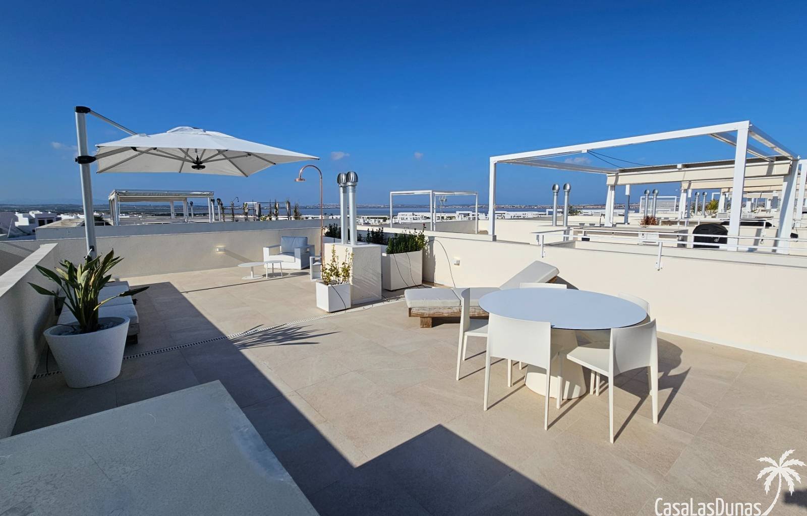  Nur knapp 4 Kilometer vom Mittelmeer entfernt, bietet diese prächtige Wohnung aus dem Jahr 2023 zwei Schlafzimmer, zwei Badezimmer, eine großzügige D