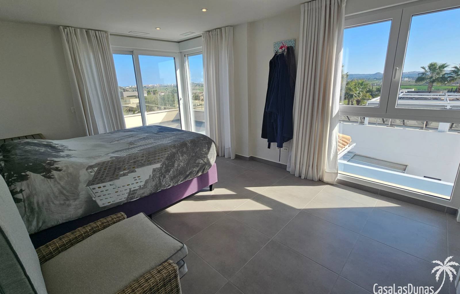  Diese prächtige Villa ist eine wahre Oase der Ruhe im Dorf La Marina an der sonnigen Costa Blanca. Auf drei Ebenen bietet dieses Anwesen die perfekte