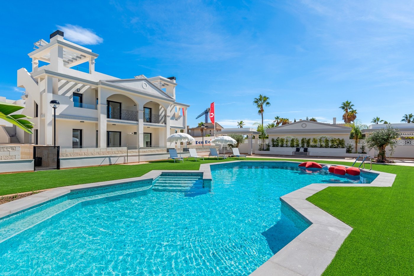  In der charmanten Stadt Rojales gelegen, bietet diese exklusive Wohnanlage eine Auswahl an Immobilien, darunter Apartments, Einfamilienhäuser und Pen